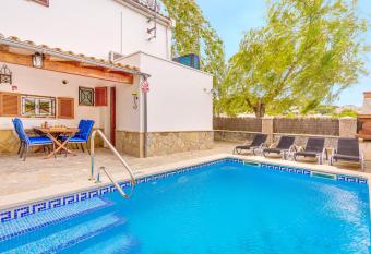 Villa Pintor has Balcony rooms