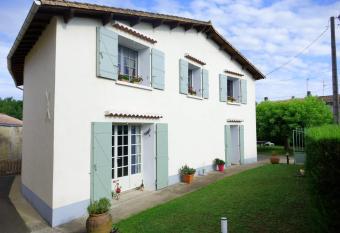 AU COEUR DU MARAIS allows 18 year olds to book a room