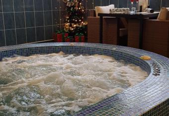 Igguldene Retreat with Exclusive Jacuzzi allows 18 year olds to book a room