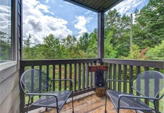 Tucked Inn 2101, Sleeps 4, Pool, Grill, Wifi has rooms with a private hot tub