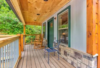 Bearly Hidden, 1 Bedroom, Loft, Resort Pool, Hot Tub, Fireplace, Sleeps 5 has Balcony rooms