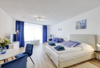 Relax-Apartment mit Indoor-Pool, Fitness und Netflix am Bodensee allows 18 year olds to book a room