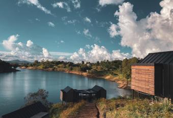 The Boato Hotel has rooms with a private hot tub