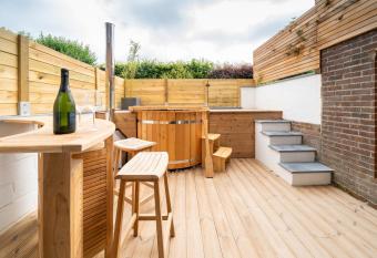   17 has rooms with a private hot tub