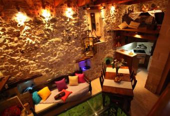 Villa Petropolis has Balcony rooms