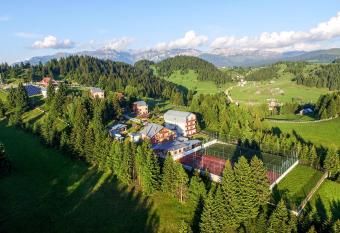 Resort EuroPark Fundata allows 18 year olds to book a room