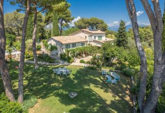 Domaine des Encourdoules allows 18 year olds to book a room