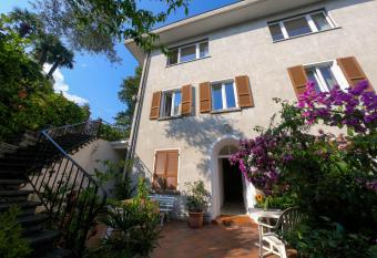 Easy Stay by Hotel La Perla allows 18 year olds to book a room