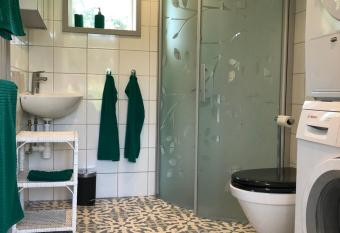 Mysig nybyggd stuga n  ra hav och natur has Balcony rooms