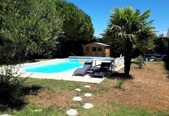 G  te 3   toiles 300m plage piscine priv  e grand jardin has Balcony rooms