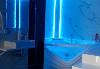 Pokoje hotelowe Nad Zalewem has rooms with a private hot tub