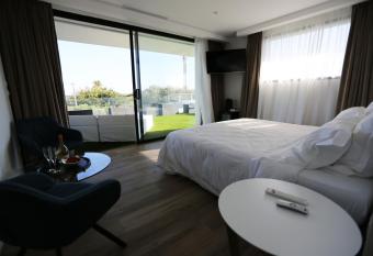 VILLA MIAMI allows 18 year olds to book a room