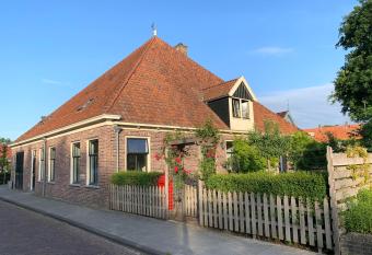 De Walvisch allows 18 year olds to book a room