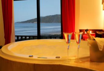 Pousada Olhos Verdes has rooms with a private hot tub