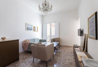 Casa Milvus in centro storico by Wonderful Italy has Balcony rooms