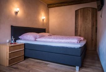 Heuhof-Breitau G  stezimmer allows 18 year olds to book a room
