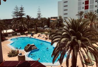 Agaete Parque - Playa del Ingl  s allows 18 year olds to book a room