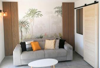 Appartement Frejus 5 min de la Plage, 1 min centre ville has Balcony rooms