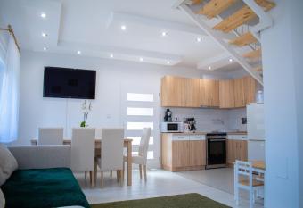 G  nter Vend  gh  z-Hajd  n  n  s has Balcony rooms