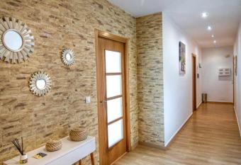 Apartamento Martinez Padr  n allows 18 year olds to book a room