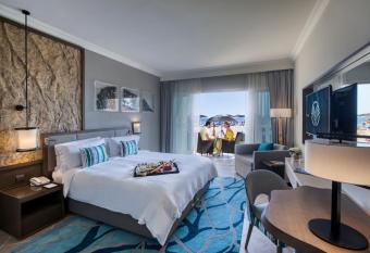 Fujairah Rotana Resort & Spa - Al Aqah Beach allows 18 year olds to book a room