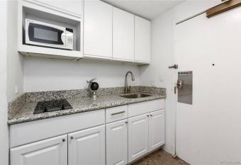 Spacious Studio w/ Parking, beach/mall/park has rooms with a private hot tub
