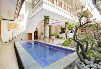 OYO 4003 Ceria Guesthouse Seminyak allows 18 year olds to book a room