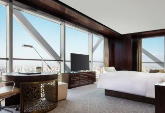 JW Marriott Hotel Yinchuan has rooms with a private hot tub