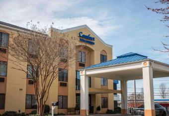 Comfort Inn & Suites has rooms with a private hot tub