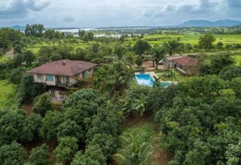 RedhomeX Lake view-villa 5BHK PRIME All Meals Included has Balcony rooms