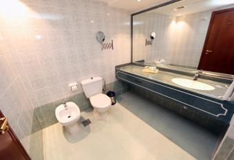 GSS Avenue Hotel Ex Delmon Hotel has rooms with a private hot tub