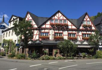 Hotel Garni Maa   allows 18 year olds to book a room