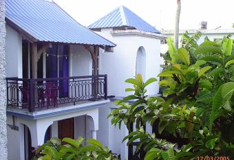 2 bedrooms appartement at Grand Baie 200 m away from the beach with sea view shared pool and furnished balcony has Balcony rooms