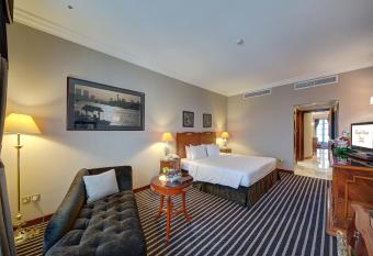 Royal Ascot Hotel has rooms with a private hot tub