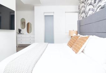 Jurny Suites - Miami Beach allows 18 year olds to book a room