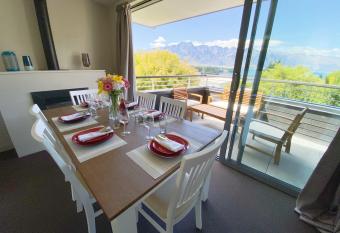 Tekau Family Apartment - Luxe, Comfort and Gorgeous Views has Balcony rooms