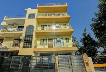 OYO Flagship 62903 Neelam Villa allows 18 year olds to book a room