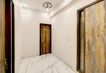 Collection O CLOUD BAY allows 18 year olds to book a room