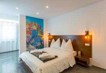 Zum kleinen Italiener - Ristorante Pizzeria Pension allows 18 year olds to book a room