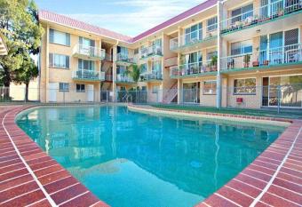 Bribie Island Unit - Amazing Beaches & Lifestyle! has Balcony rooms
