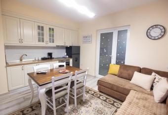 Korca Luxury Apartments & Rooms has rooms with a private hot tub