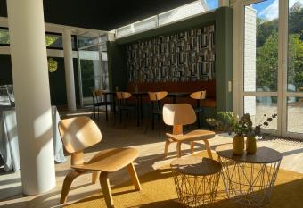 The Oak has Balcony rooms