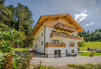 Niciora has Balcony rooms