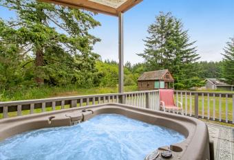 Deer Harbor Inn has rooms with a private hot tub