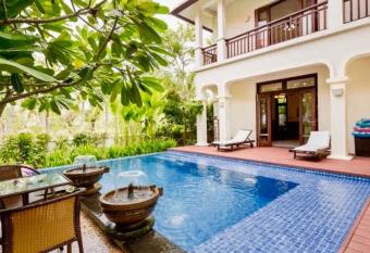 Abogo Resort Villas Luxury Da Nang has rooms with a private hot tub