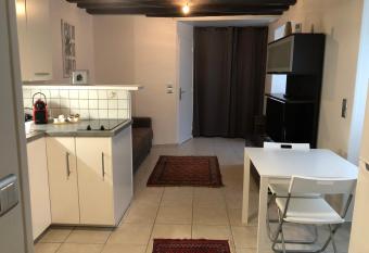 Charmant studio Cam  lia 2 PERS has Balcony rooms