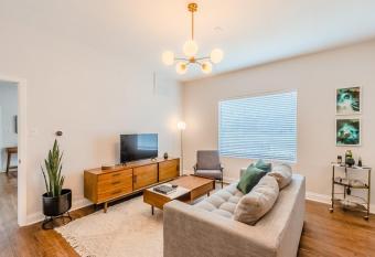 Abode Dallas - The Cedars Downtown has Balcony rooms