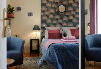 Honfleur, Entre Terre & Estuaire allows 18 year olds to book a room