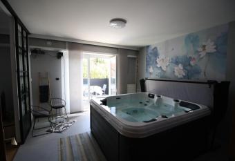 Villa Faby, Jacuzzy Sauna privatif allows 18 year olds to book a room