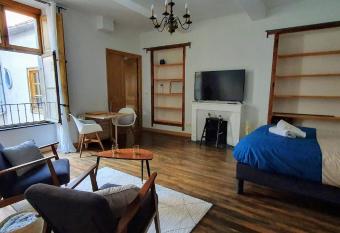 Studio tr  s spacieux avec cour, en plein c  ur de ville ! has Balcony rooms